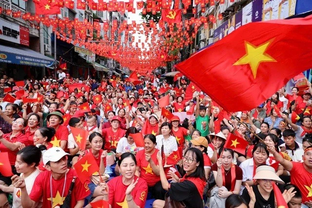 Không khí chào mừng Cách mạng Tháng Tám thành công, Quốc khánh 2-9 ngập tràn sắc đỏ của cờ Đảng, cờ Tổ quốc các đường phố tại Thủ đô Hà Nội.