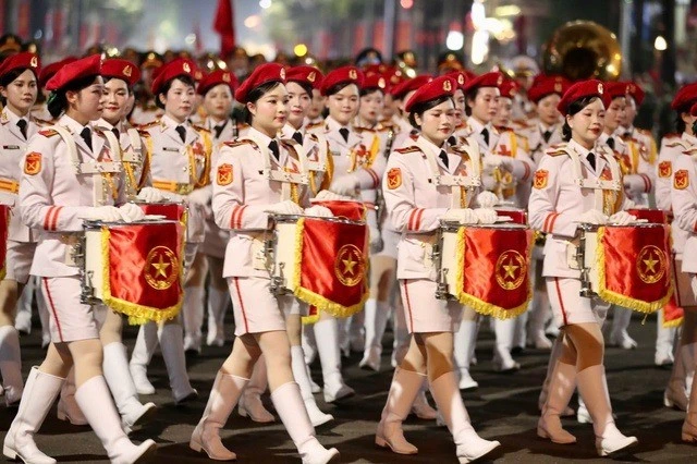 Lễ Tổng duyệt diễu binh, diễu hành kỷ niệm 80 năm Quốc khánh 2-9. Trong ảnh: Khối nữ khối quân nhạc "đốn tim" người dân.