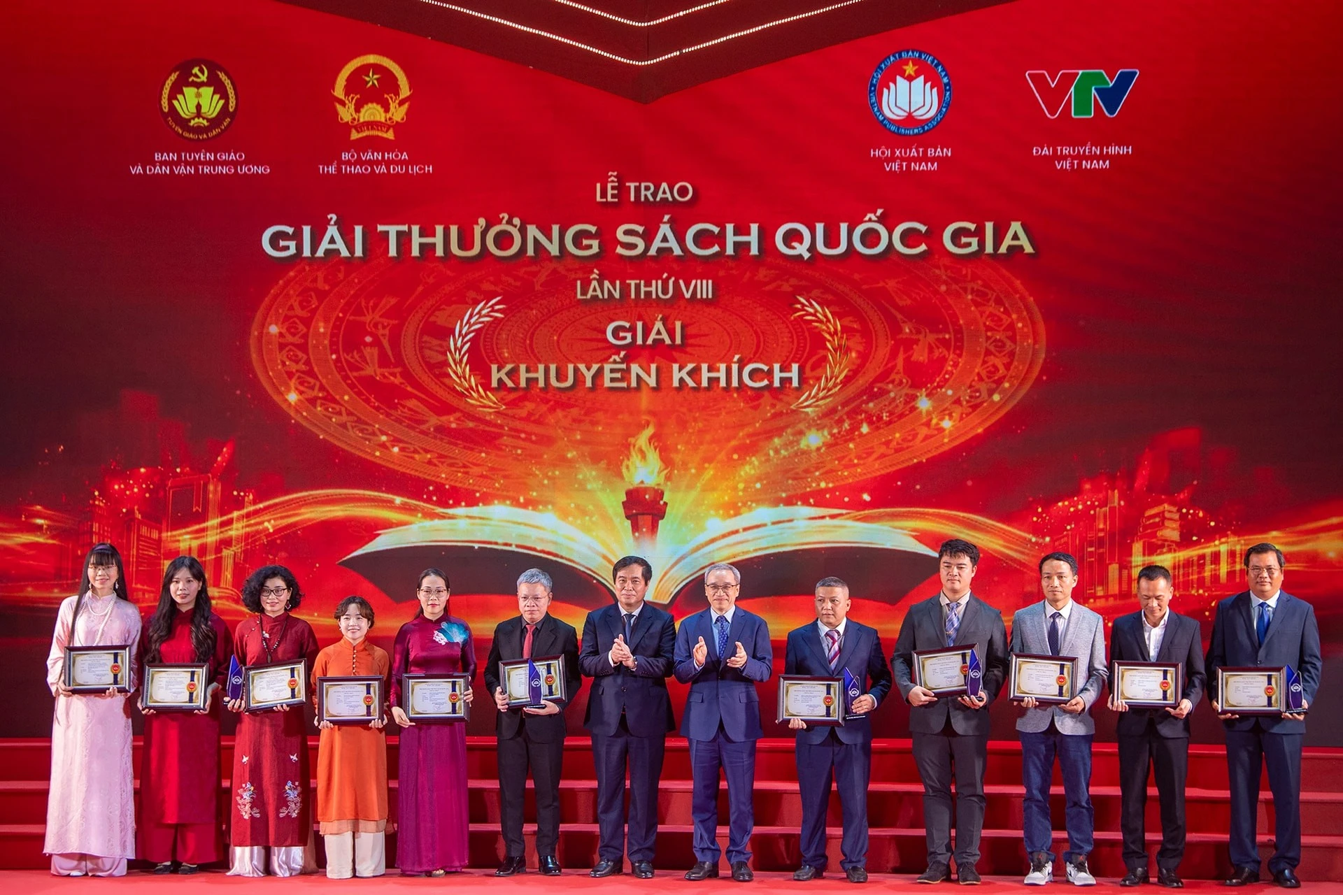Trao giải Khuyến khích cho tác giả, đại diện đơn vị xuất bản.