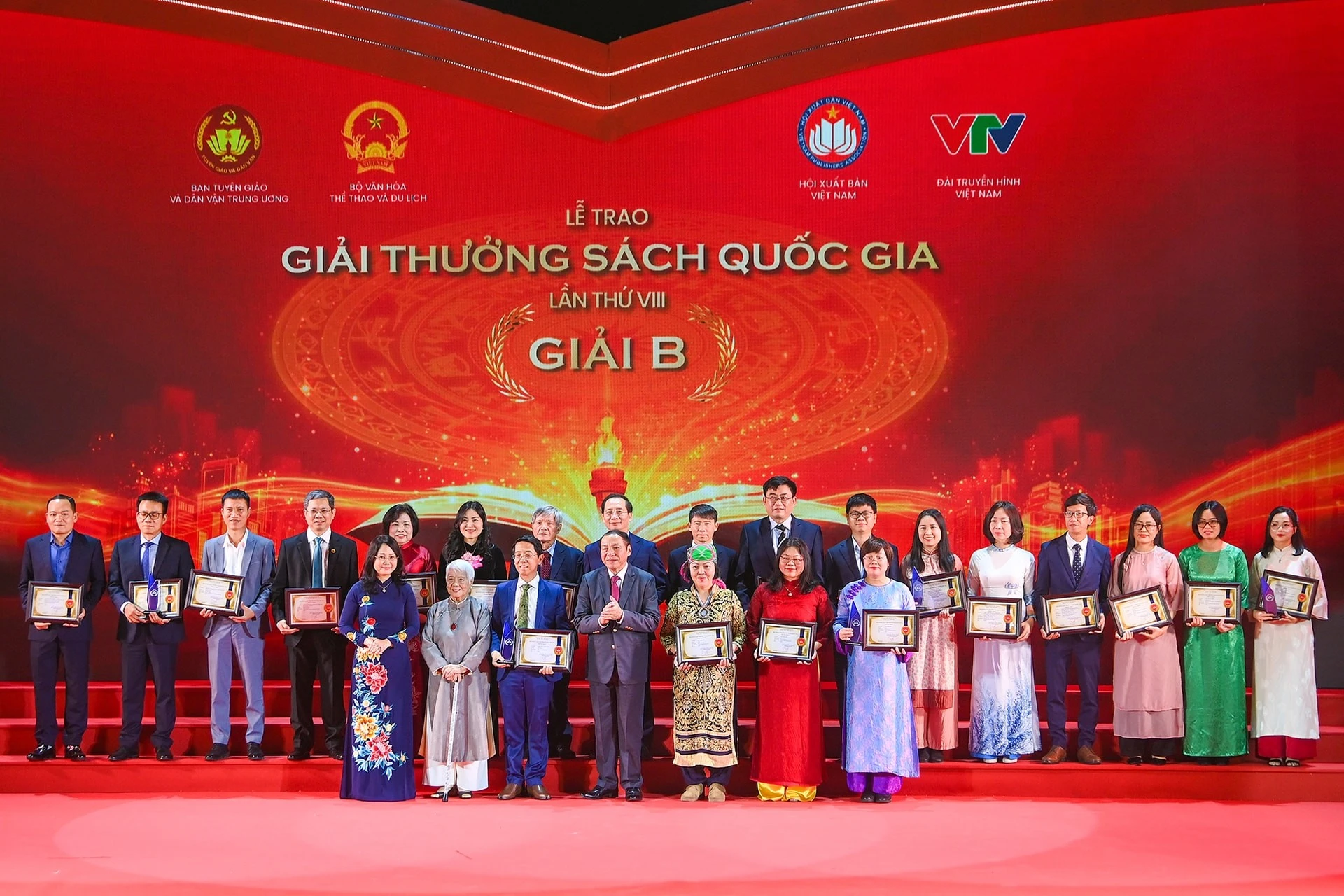 Trao giải B cho các tác giả, đơn vị xuất bản.