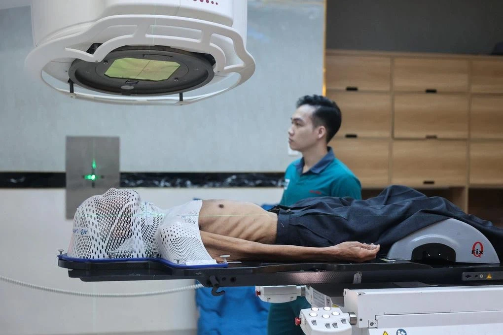 Một bệnh nhân ung thư đang xạ trị. Ảnh: Quỳnh Trần
