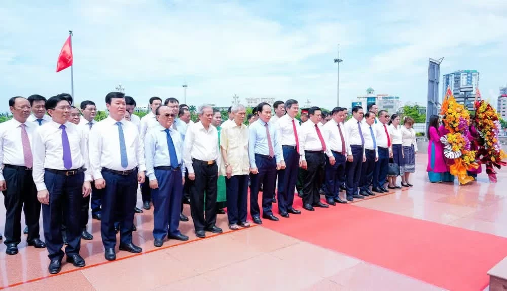 Đoàn đại biểu lãnh đạo, nguyên lãnh đạo Đảng, Nhà nước và tỉnh Nghệ An thành kính dâng hoa, dâng hương tưởng niệm Chủ tịch Hồ Chí Minh.