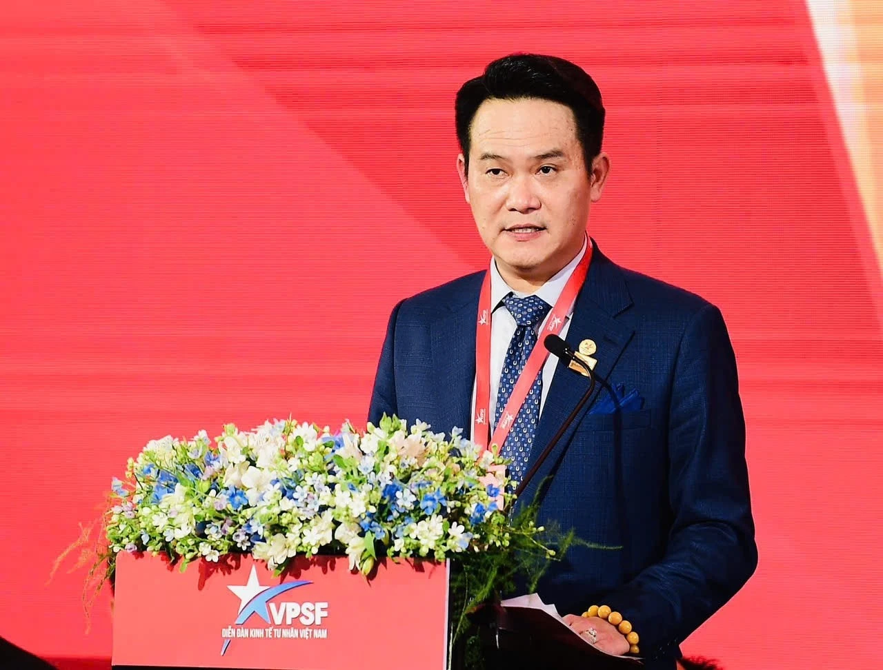 Chủ tịch Hội Doanh nhân trẻ Việt Nam Đặng Hồng Anh thông qua Tuyên bố chung.