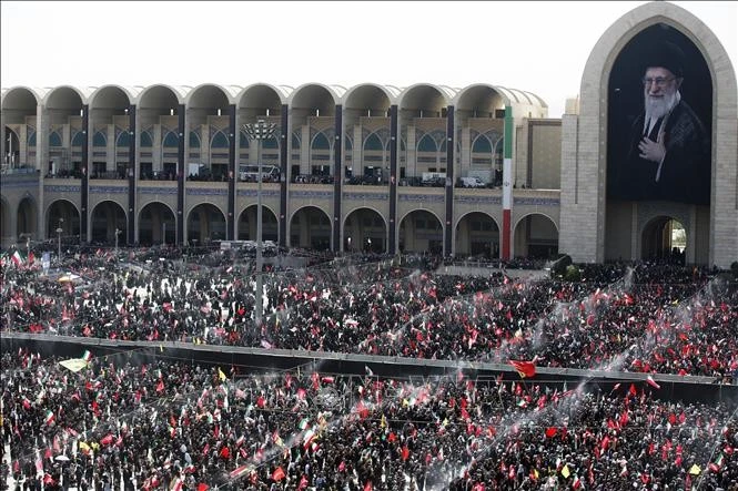 Hàng chục nghìn người dân Iran tập trung tại Đại giáo đường Imam Khomeini Mosalla ở Tehran để dự Lễ tang Đại giáo chủ Ali Khamenei, ngày 4/7/2026. Ảnh: Anadolu Agency/TTXVN