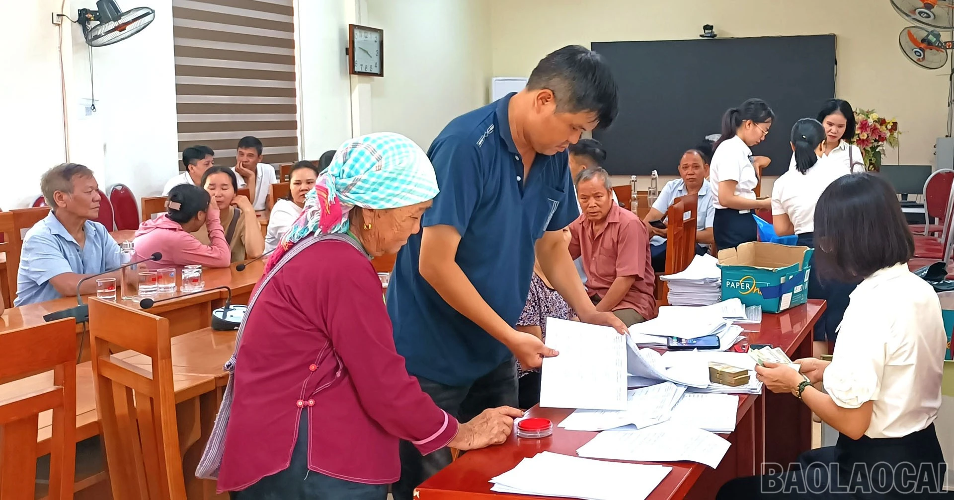 Người dân trực tiếp làm thủ tục nhận tiền.