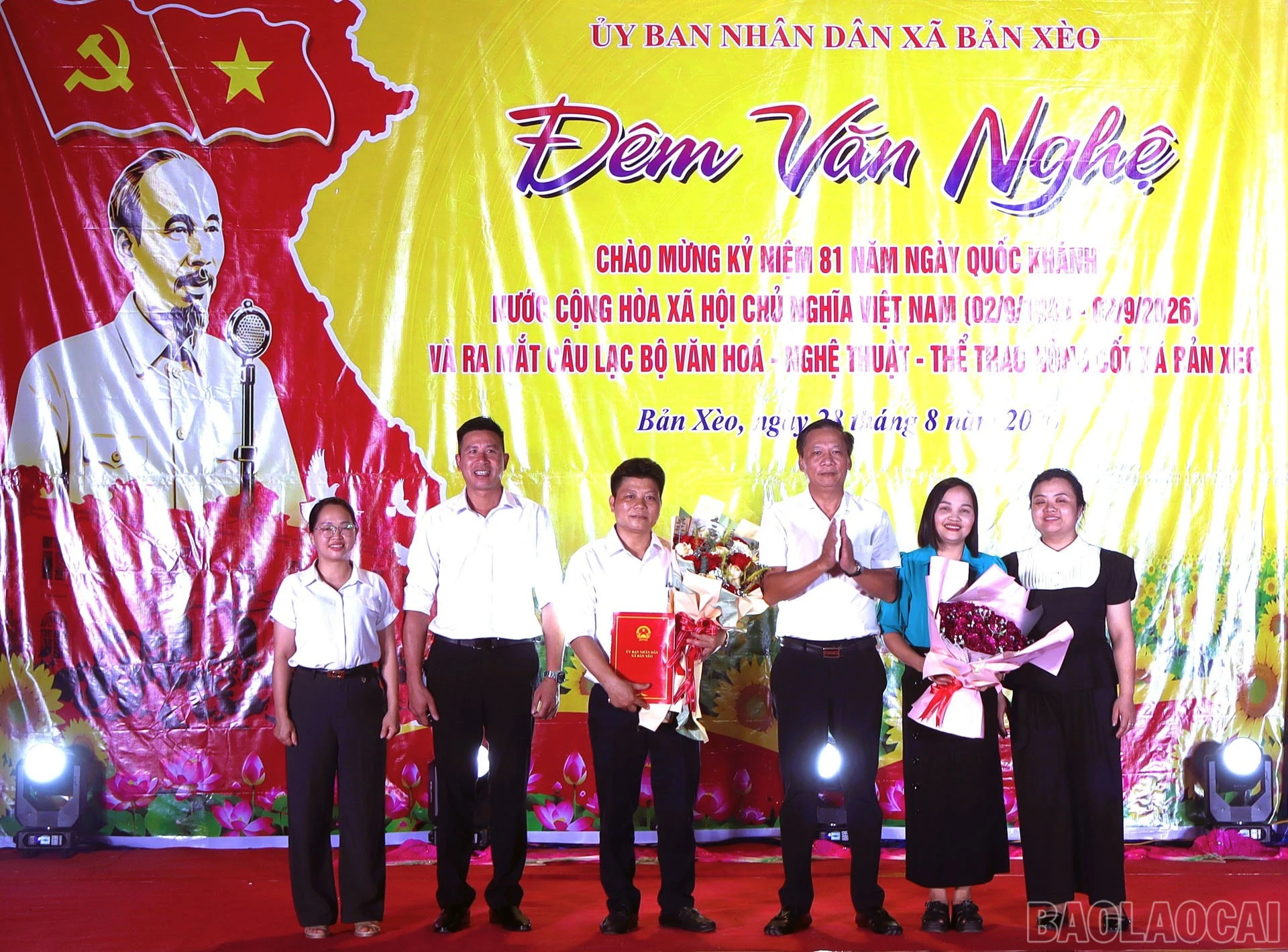 Chủ tịch UBND xã Nguyễn Việt Cường trao quyết định thành lập Câu lạc bộ cho Ban chủ nhiệm.