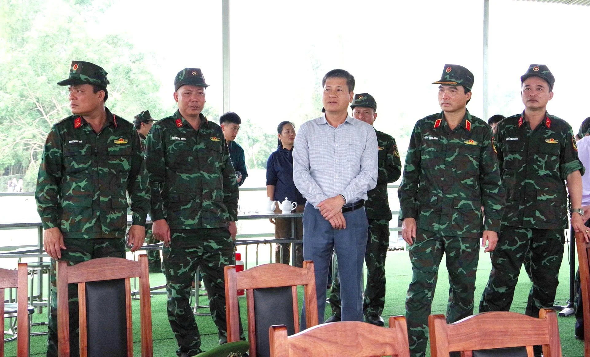 Đồng chí Ngô Hạnh Phúc - Ủy viên Ban Thường vụ Tỉnh ủy, Phó Chủ tịch Thường trực UBND tỉnh và thủ trưởng Bộ Chỉ huy Quân sự tỉnh đi kiểm tra thực địa khu vực diễn tập.