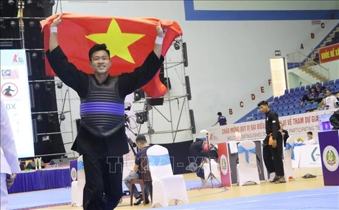 Vận động viên Đội tuyển Pencak Silat Việt Nam ăn mừng sau khi giành chiến thắng đối phương.