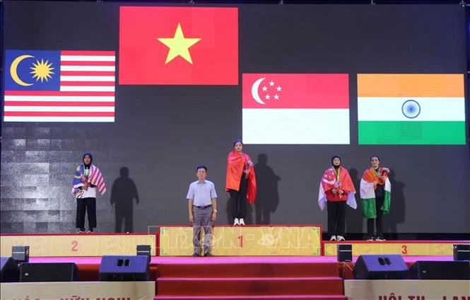 Trao huy chương Vàng cho nữ vận động viên Đội tuyển Pencak Silat Việt Nam.