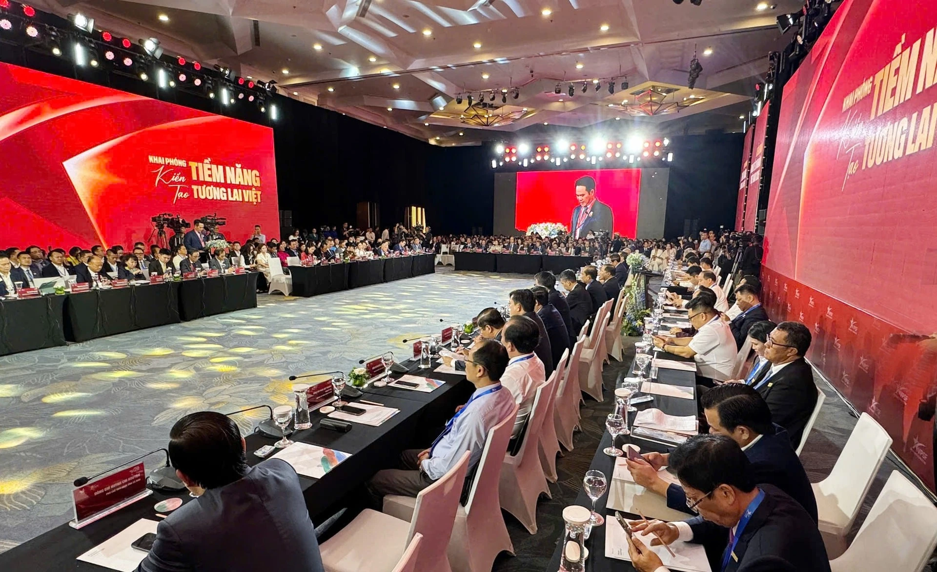 Phiên đối thoại cấp cao Diễn đàn Kinh tế tư nhân Việt Nam 2025.