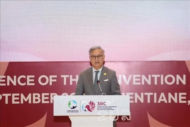 Đồng chí Thongsavanh Phomvihane, Phó Thủ tướng, Bộ trưởng Bộ Ngoại giao, Chủ tịch Ủy ban Quản lý quốc gia về giải quyết vấn đề bom mìn chưa nổ còn sót lại tại Lào phát biểu bế mạc hội nghị. Ảnh: Xuân Tú/PV TTXVN tại Lào