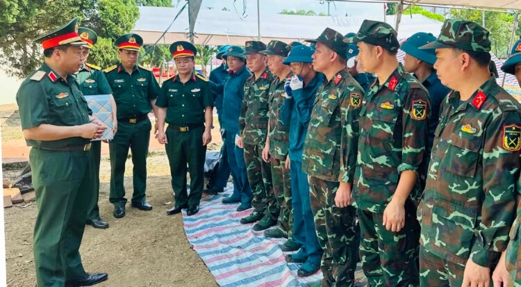 Thiếu tướng Nguyễn Ngọc Ngân, Phó Chủ nhiệm Chính trị Quân khu động viên lực lượng lấy mẫu, xác định danh tính HCLS tại Nghĩa trang liệt sĩ xã Tu Vũ, tỉnh Phú Thọ.