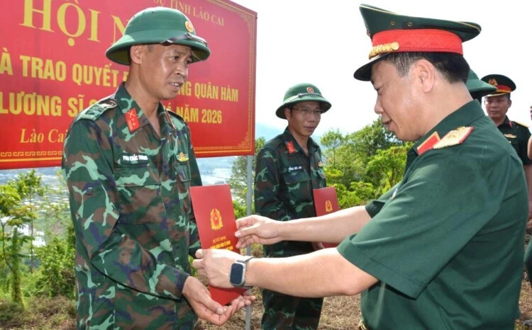 Tại thực địa nơi tìm kiếm, quy tập, Thiếu tướng Nguyễn Ngọc Ngân, Phó Chủ nhiệm Chính trị Quân khu trao Quyết định thăng quân hàm sĩ quan năm 2026 cho cán bộ Đội tìm kiếm, quy tập HCLS Bộ CHQS tỉnh Lào Cai.