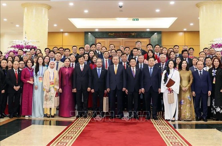 Tổng Bí thư Tô Lâm với các đại biểu tham dự Chương trình Xuân Quê hương 2026.