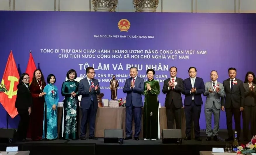 Tổng Bí thư, Chủ tịch nước Tô Lâm tặng quà cho Đại sứ quán và cộng đồng người Việt Nam tại Nga. (Ảnh: TTXVN)