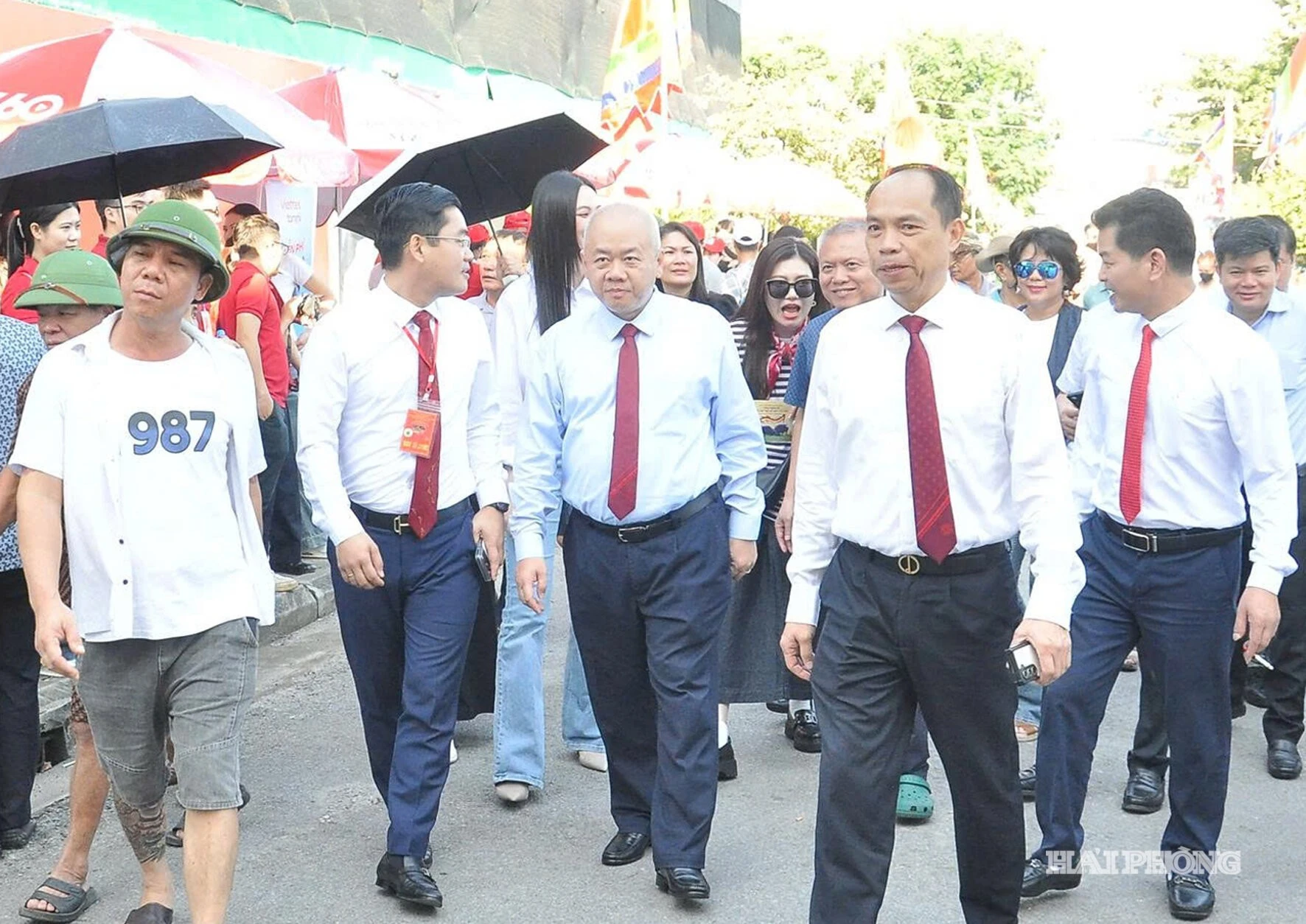 Đồng chí Đỗ Thành Trung, Phó Bí thư Thành ủy, Chủ tịch UBND thành phố Hải Phòng (đi giữa, hàng đầu) dự vòng chung kết Lễ hội chọi trâu truyền thống Đồ Sơn VTV - 2026.