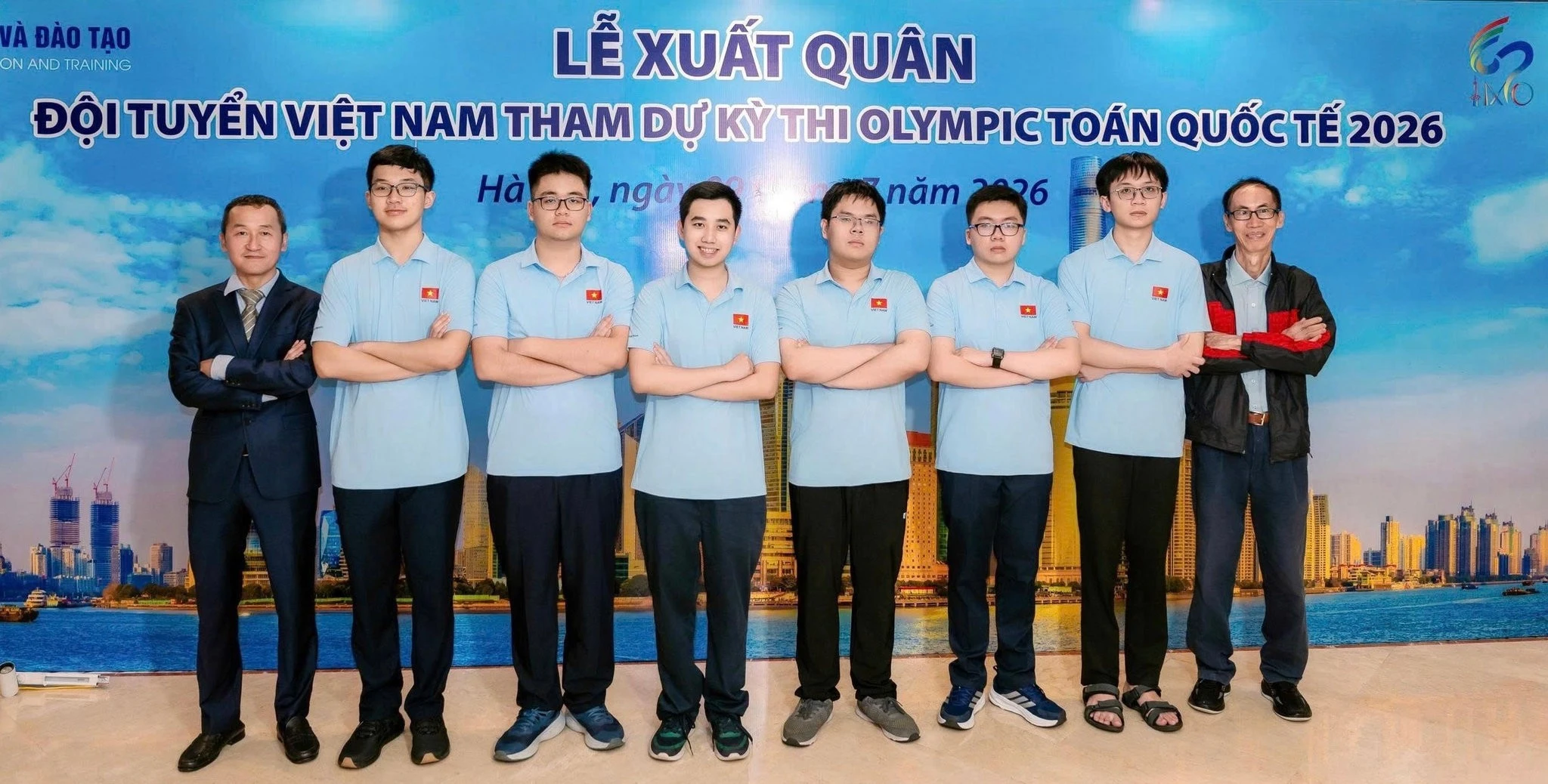 6 học sinh đội tuyển Olympic Toán học Việt Nam tại IMO 2026 và thầy Nguyễn Chu Gia Vượng, thầy Lê Bá Khánh Trình. Ảnh: Moet