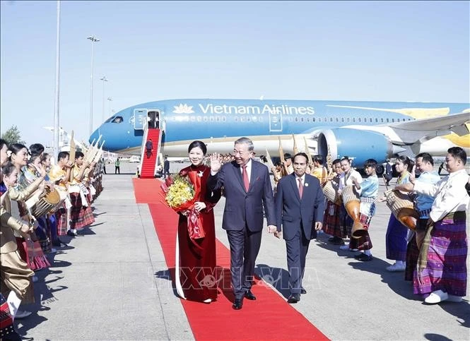 Lễ đón Tổng Bí thư Tô Lâm và Phu nhân tại sân bay quốc tế Wattay, thủ đô Vientiane.