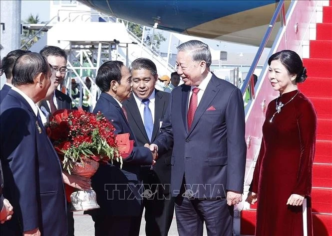 Lễ đón Tổng Bí thư Tô Lâm và Phu nhân tại sân bay quốc tế Wattay, thủ đô Vientiane.
