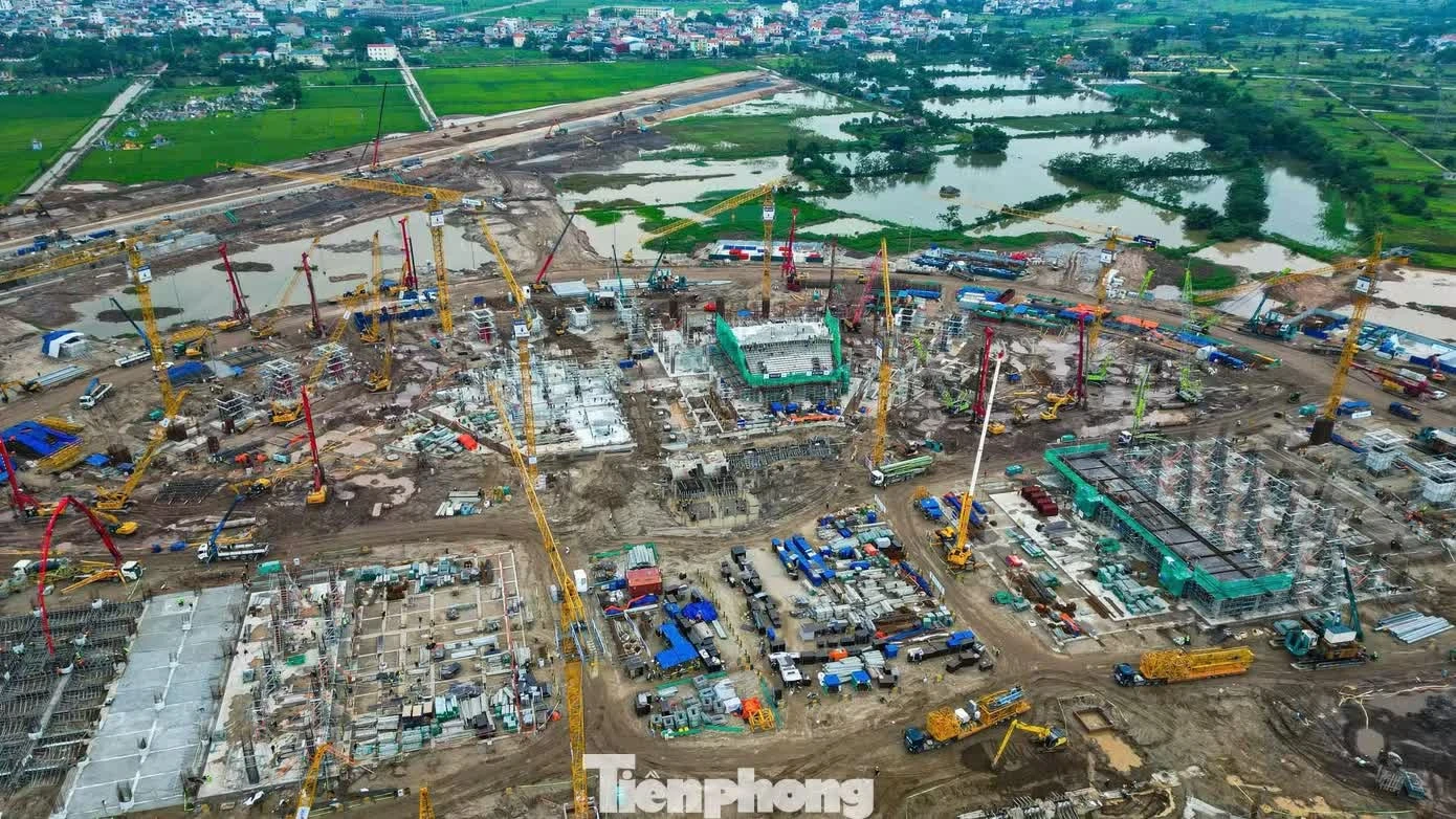 Dự án được định hướng phát triển theo mô hình sân vận động thông minh với hệ thống vận hành tích hợp, kiểm soát an ninh và dòng người theo thời gian thực. Một số công nghệ hiện đại như ghế ngồi kết nối 5G hay khả năng thay mới mặt sân trong thời gian ngắn được đưa vào thiết kế công trình.