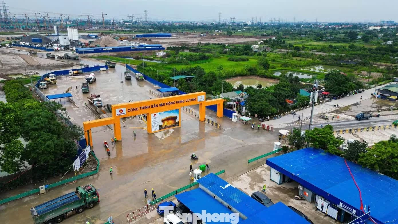 Khu vực xây dựng luôn sáng đèn, hàng nghìn kỹ sư, công nhân thay ca làm việc liên tục.
