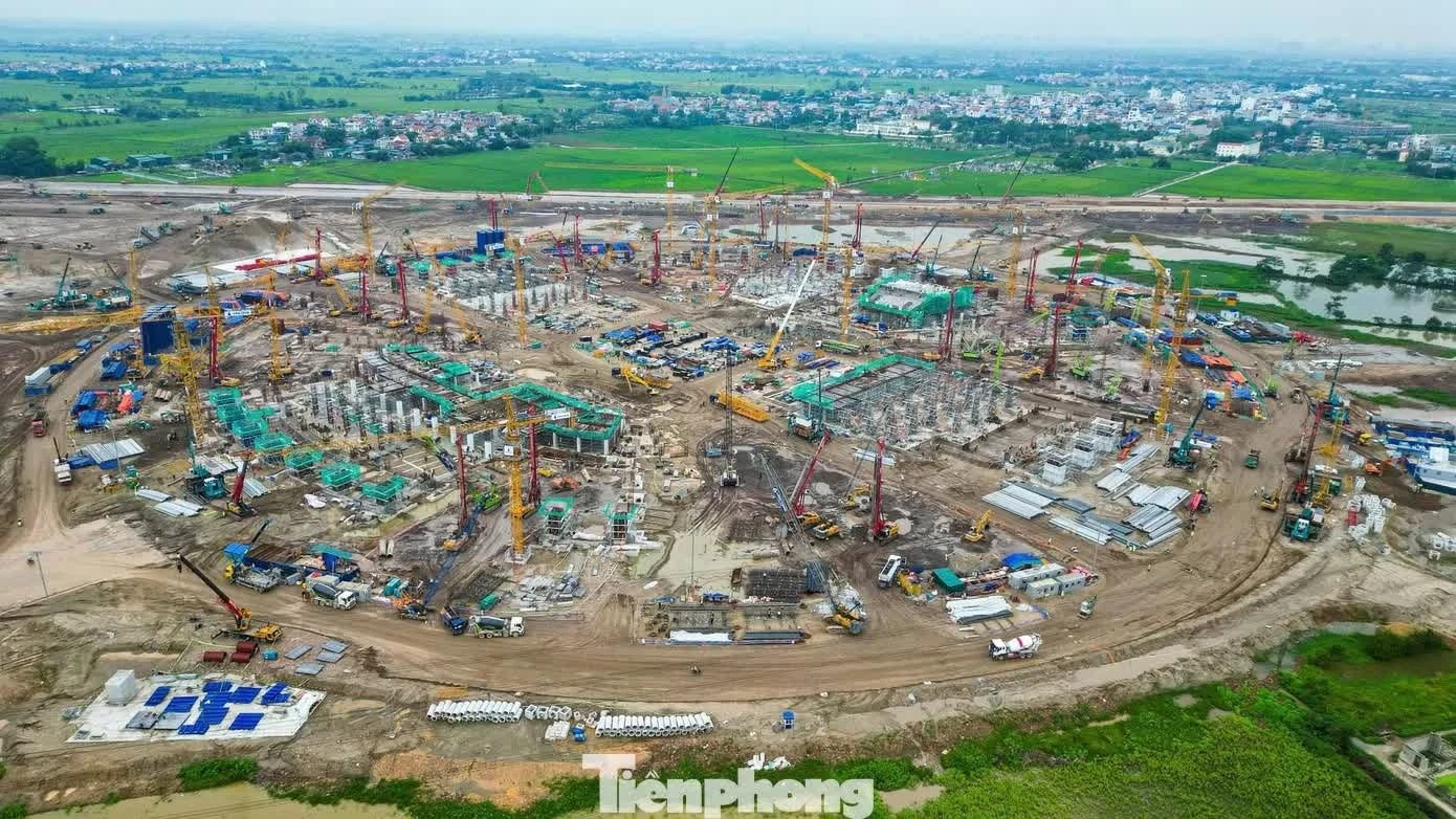 Trên đại công trường, nhiều hệ thống máy móc, cần cẩu và xe tải trọng lớn hoạt động liên tục để phục vụ quá trình xây dựng.