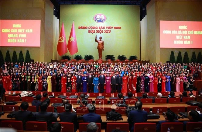 Lãnh đạo Đảng, Nhà nước chụp ảnh lưu niệm với các nữ đại biểu dự Đại hội XIV của Đảng.