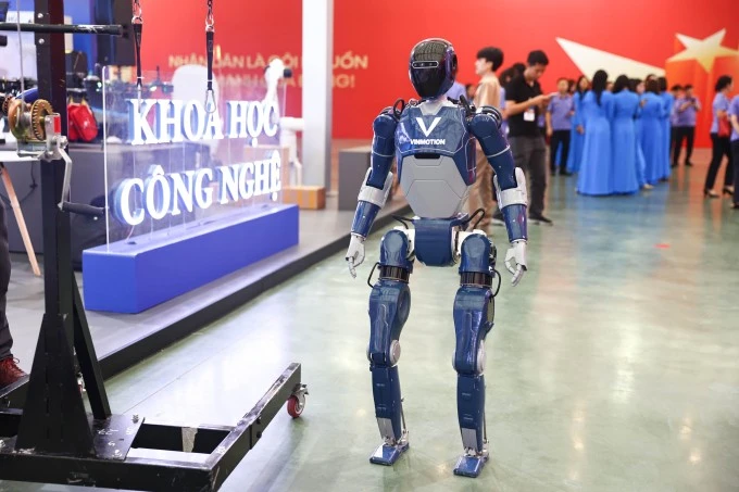 Robot hình người VinMotion do Việt Nam phát triển.