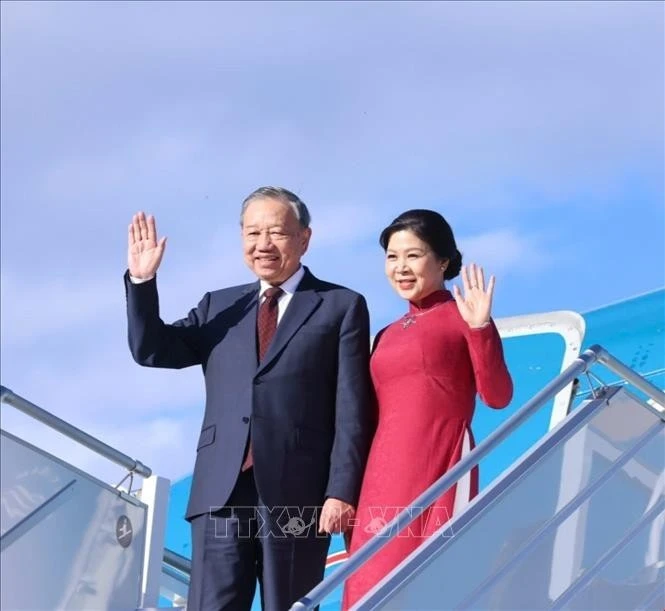 Tổng Bí thư Tô Lâm và Phu nhân tại sân bay quốc tế Sofia.