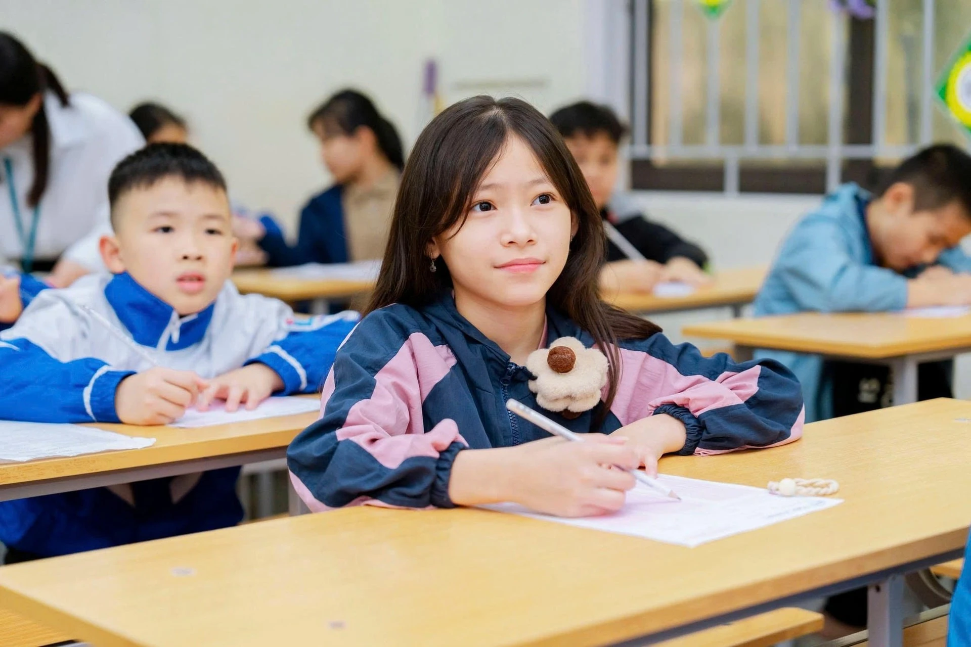 Thí sinh hào hứng trước giờ bước vào cuộc thi TOEFL Challenge mùa giải 2024 - 2025.