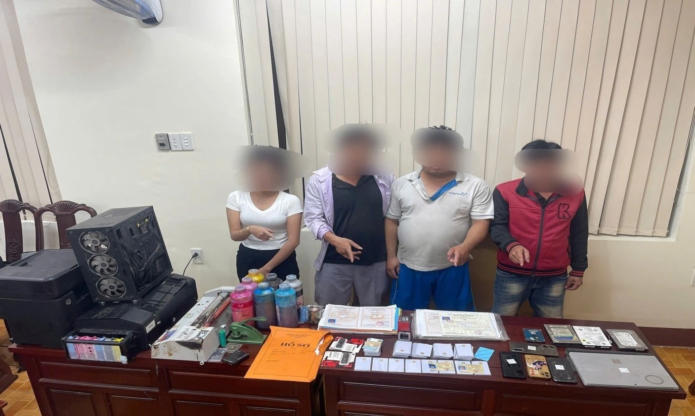 Các đối tượng cùng tang vật thu giữ. Ảnh Công an cung cấp