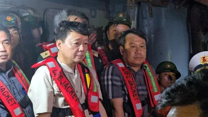 Phó Thủ tướng Chính phủ Trần Hồng Hà chỉ đạo công tác cứu hộ cứu nạn tàu du lịch bị lật.