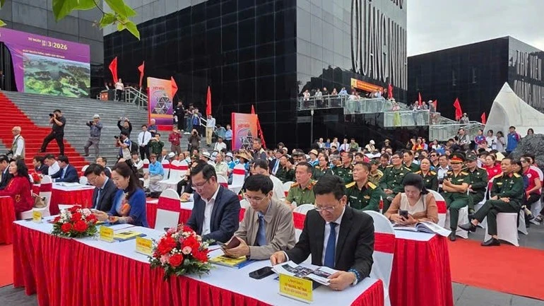 Các đại biểu tham dự Lễ kỷ niệm và Khai mạc triển lãm ảnh nghệ thuật với chủ đề “Sắc màu các dân tộc Việt Nam”.