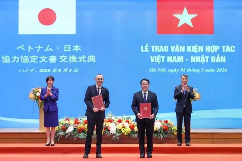 Thủ tướng Lê Minh Hưng và Thủ tướng Takaichi Sanae chứng kiến trao Thoả thuận vay (L/A) cho Dự án Phát triển nông thôn thích ứng với thiên tai giữa Chính phủ Việt Nam và Cơ quan Hợp tác quốc tế Nhật Bản (JICA).