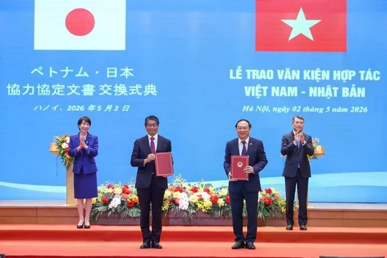 Thủ tướng Lê Minh Hưng và Thủ tướng Takaichi Sanae chứng kiến trao Bản ghi nhớ hợp tác về tăng trưởng carbon thấp giữa Chính phủ nước Việt Nam và Chính phủ Nhật Bản thực hiện cơ chế tín chỉ chung.