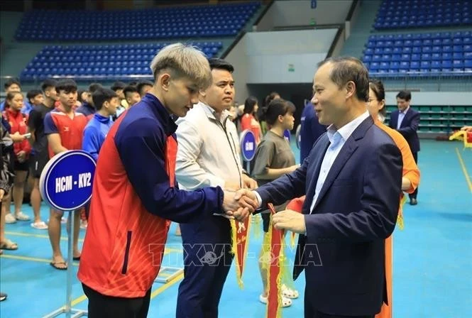 Phó Chủ tịch Thường trực UBND tỉnh Bắc Ninh Mai Sơn trao cờ lưu niệm cho các đội.