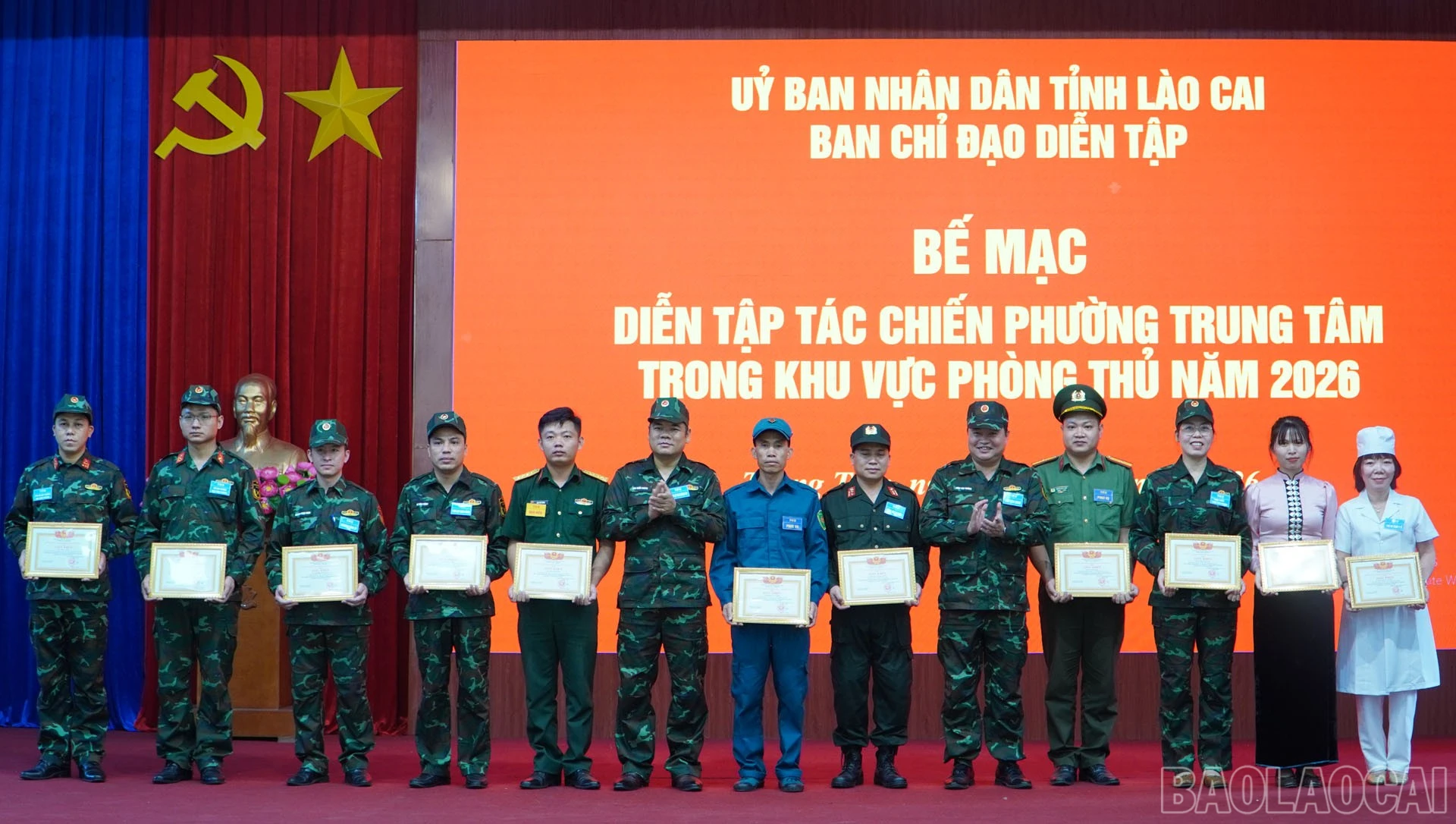 baolaocai-br_trao-giay-khen-cho-cac-ca-nhan-co-thanh-tich-xuat-sac-trong-dien-tap-chien-dau-phong-thu-phuong-trung-tam-nam-2026.jpg