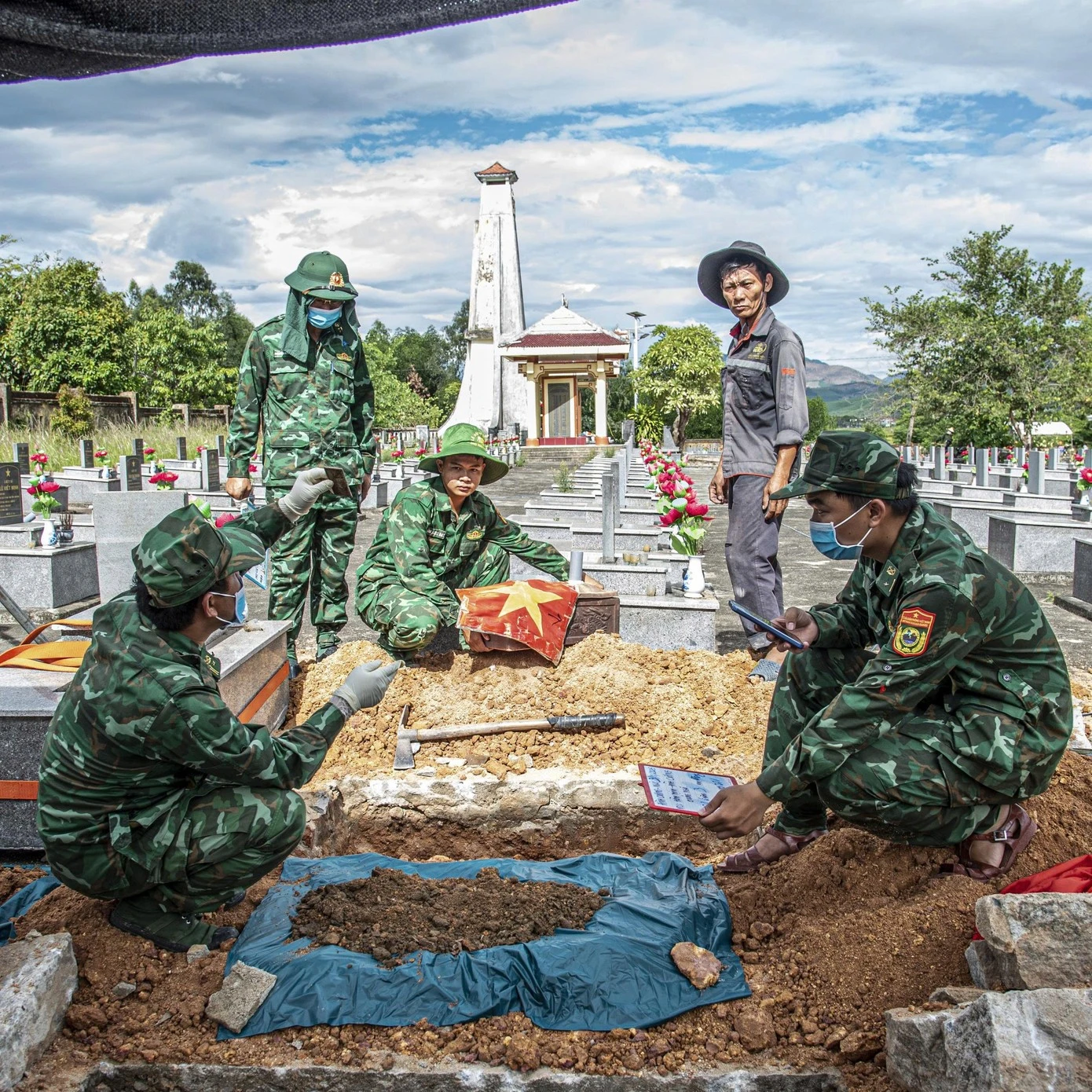 Tính đến ngày 26/8/2026, toàn tỉnh Quảng Ngãi đã quy tập được 20 hài cốt liệt sĩ; lấy mẫu sinh phẩm tại 6.401 mộ, bàn giao 3.348 mẫu cho Viện Pháp y Quân đội, Bộ Quốc phòng phục vụ giám định ADN. Trong ảnh: Việc thu thập mẫu được đánh dấu, ghi chép cẩn thận để tránh nhầm lẫn khi có kết quả xác minh ADN. (Ảnh: Lê Văn Chương)