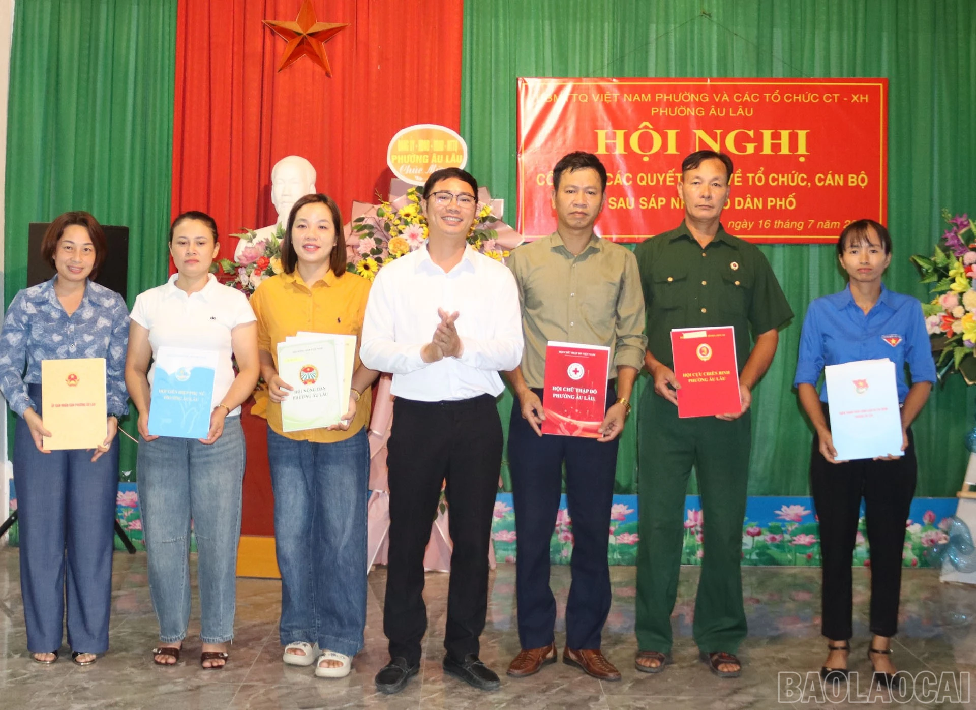 baolaocai-br_lanh-dao-ub-mttq-phuong-au-lau-trao-cac-qd-ve-cong-tac-can-bo-thuoc-to-dan-pho-so-3-anh-thanh-nghi-15.jpg