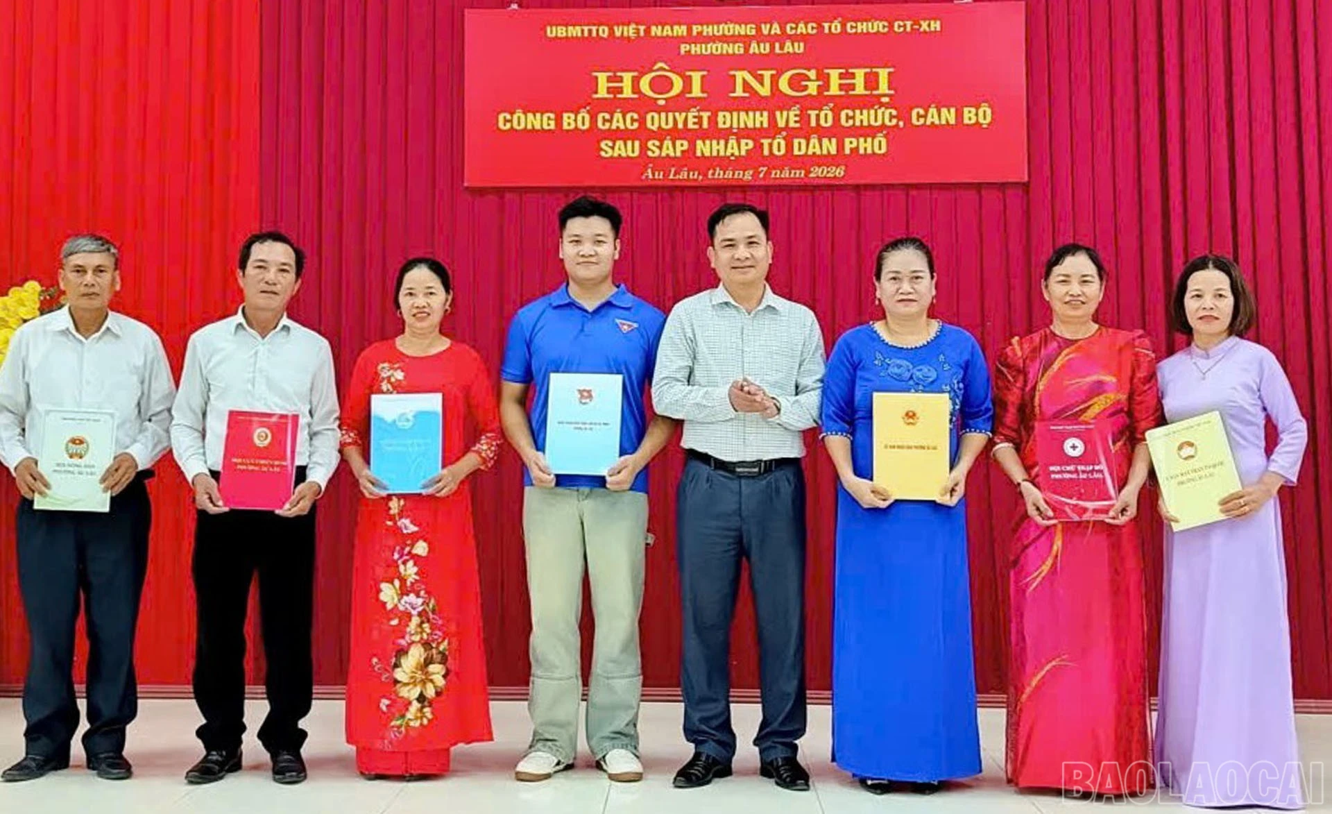 baolaocai-br_trao-cac-qd-ve-cong-tac-can-bo-tai-to-dan-pho-so-7-anh-thanh-nghi-5.jpg