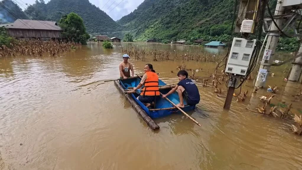 Mưa ngập nặng khiến nhiều khu dân cư tại Cao Bằng người dân phải đi lại bằng thuyền.