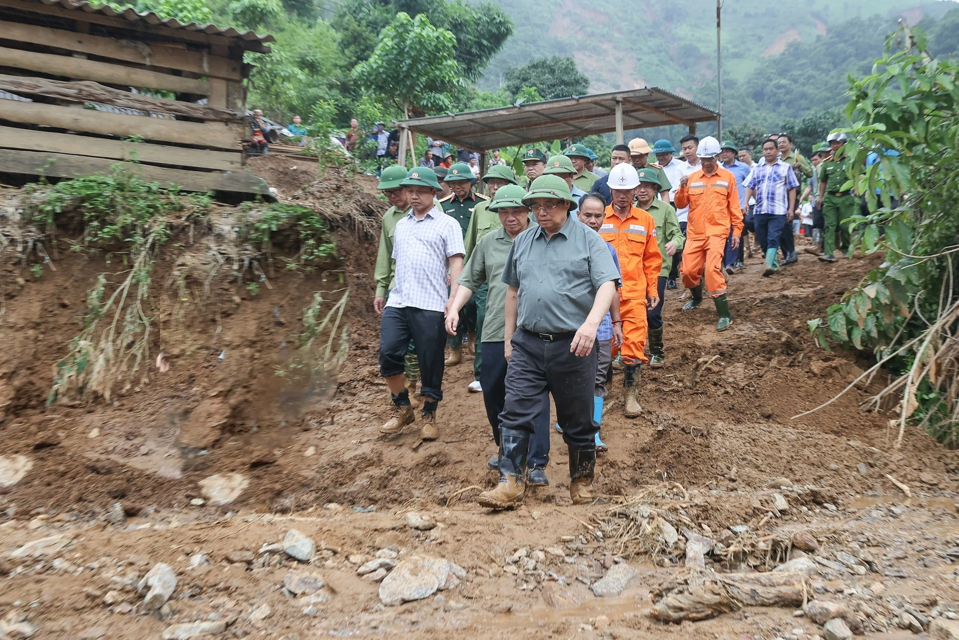 Chiều ngày 3-8, Thủ tướng Phạm Minh Chính và đoàn công tác đã tới hiện trường, thăm hỏi, động viên người dân chịu ảnh hưởng, thiệt hại nặng nề do mưa lũ, sạt lở đất tại xã Na Son, xã Tìa Dình, xã Xa Dung của tỉnh Điện Biên.
