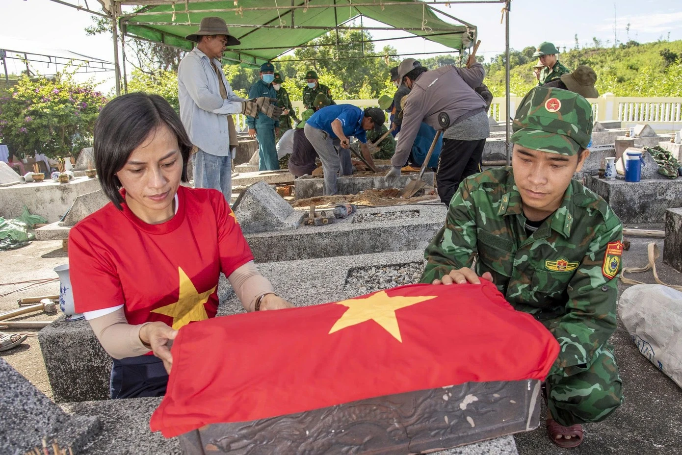 Phần lớn những ngôi mộ chưa rõ danh tính và đang được khai quật trở lại đều còn phần răng. Theo các y bác sĩ tham gia thu lấy mẫu, phần lớn những người hy sinh có tuổi đời còn rất trẻ, nên bộ răng vẫn còn tương đối nguyên vẹn. (Ảnh: Lê Văn Chương)