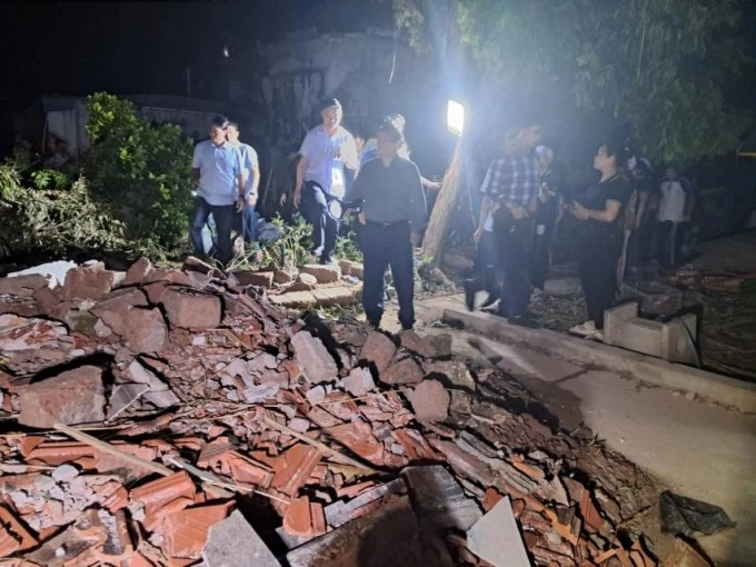 Thủ tướng tới hiện trường vụ sập nhà do lốc xoáy ngày 29/9 khiến hai vợ chồng cụ Hoàng Văn Khiêm-Đoàn Thị Nhị tử vong tại thôn Phú Bình, xã Quỹ Nhất.