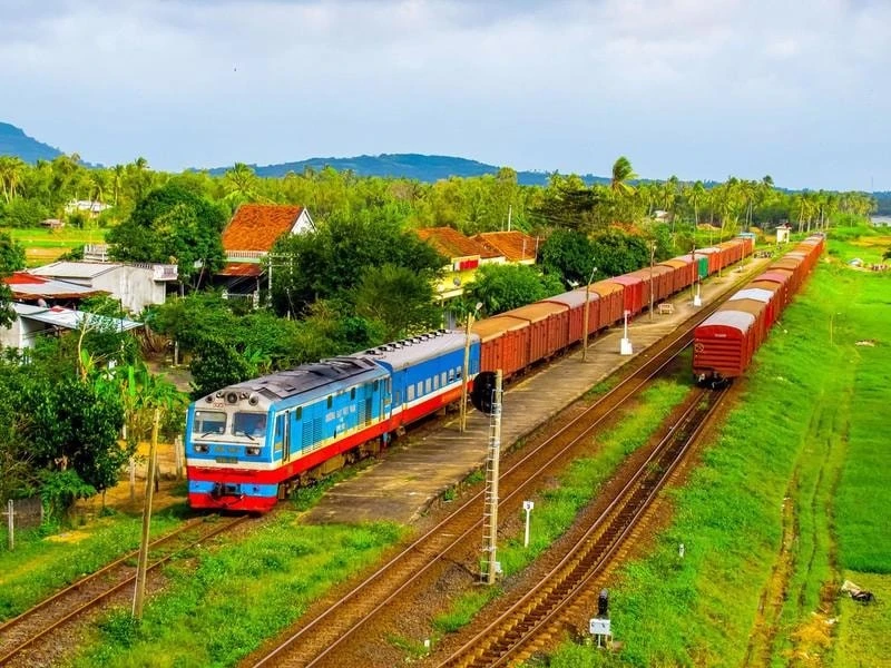 Ban quản lý dự án Đường sắt đang khẩn trương hoàn tất thủ tục để khởi công tuyến đường sắt Lào Cai - Hà Nội - Hải Phòng vào dịp 19/12 tới.