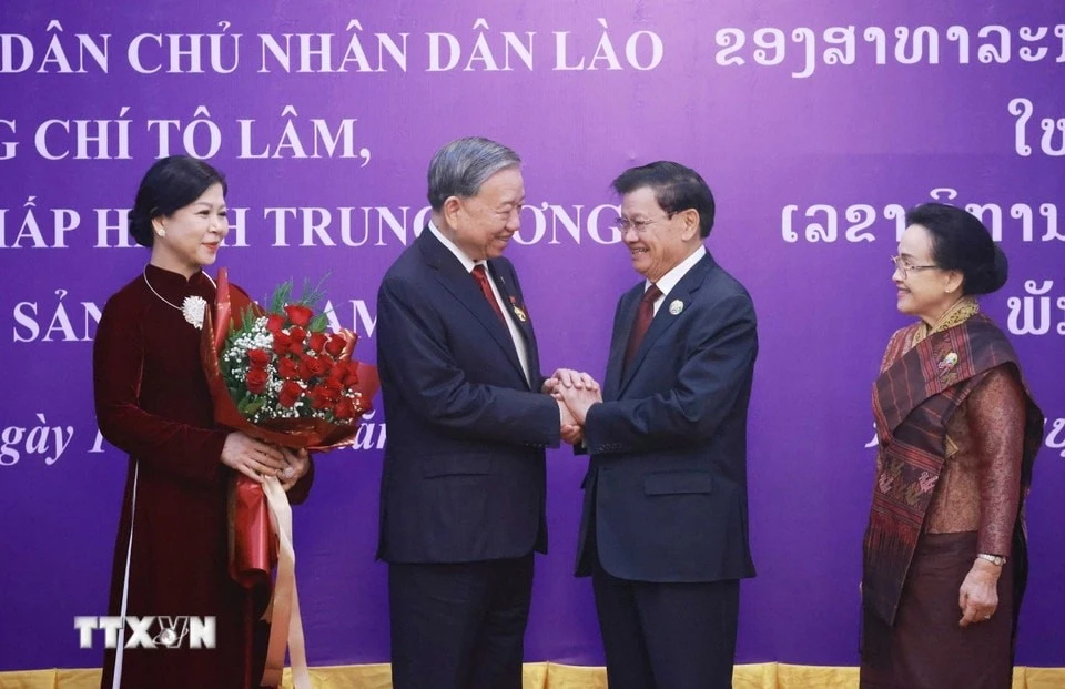 Tổng Bí thư Tô Lâm và Phu nhân cùng Tổng Bí thư, Chủ tịch nước Lào Thongloun Sisoulith và Phu nhân tại buổi lễ. Ảnh: Thống Nhất/TTXVN