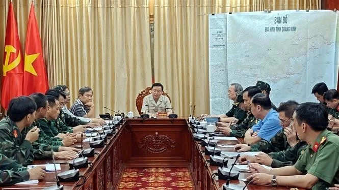 Phó Thủ tướng Chính phủ Trần Hồng Hà chỉ đạo công tác cứu hộ cứu nạn tàu du lịch bị lật.
