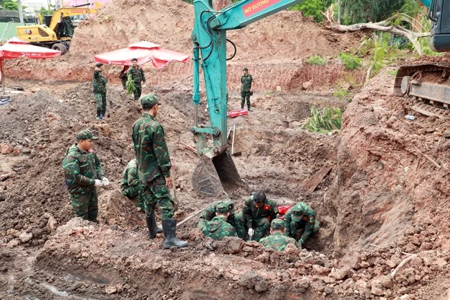 Lực lượng tham gia tìm kiếm hài cốt liệt sĩ tại khu B, Công viên Lê Thị Riêng.