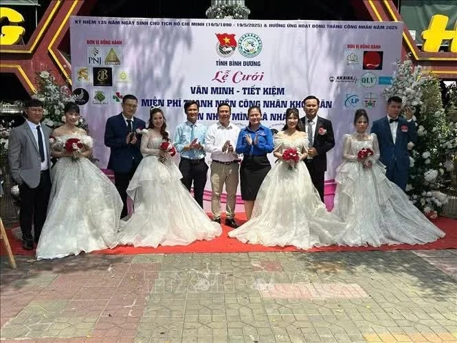 Mô hình lễ cưới tập thể miễn phí cho công nhân lao động có hoàn cảnh khó khăn tại TP Hồ Chí Minh. Ảnh: TTXVN phát