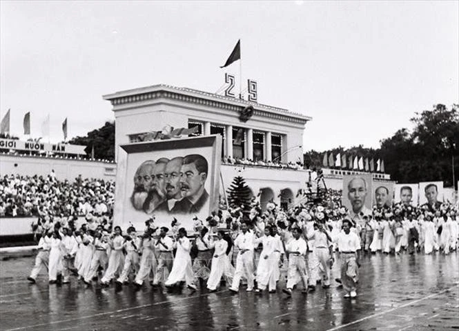 Diễu hành trên Quảng trường Ba Đình (Hà Nội) chào mừng Ngày Quốc khánh 2/9/1960.